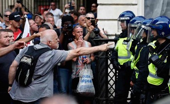 Manifestantes de ultraderecha contra Policía en Londres, al hilo de lo ocurrido en Southport.