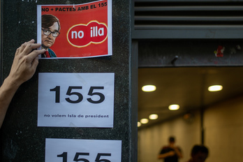 Carteles ante la sede de ERC el 31 de julio llamando a rechazar el acuerdo con el PSC para investir a Illa.