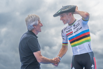 Marino Lejarreta felicita a Remco Evenepoel, vencedor de la Clásica en 2023.