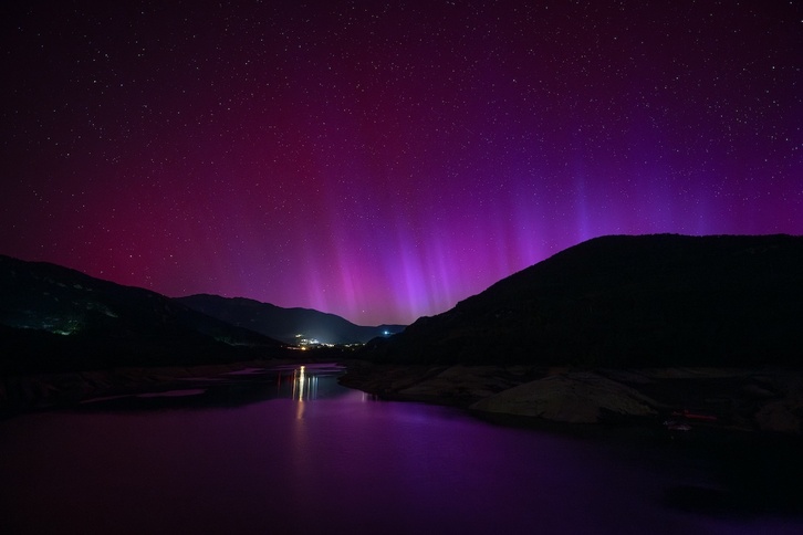 Aurora boreal desde el pantano de La Baells.