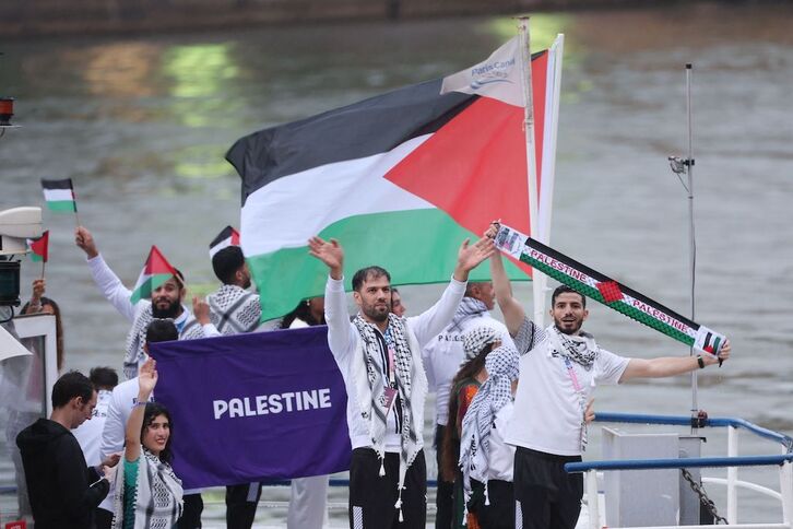 Atletas palestinos agradecen el apoyo de la gente que se agolpó a orillas del Sena para presenciar la ceremonia de apertura de los Juegos Olímpicos de París, el 26 de julio.