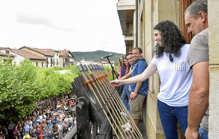 Festa hasierako suziria larunbat eguerdiko 13.00ean botako dute Etxarri Aranatzen.