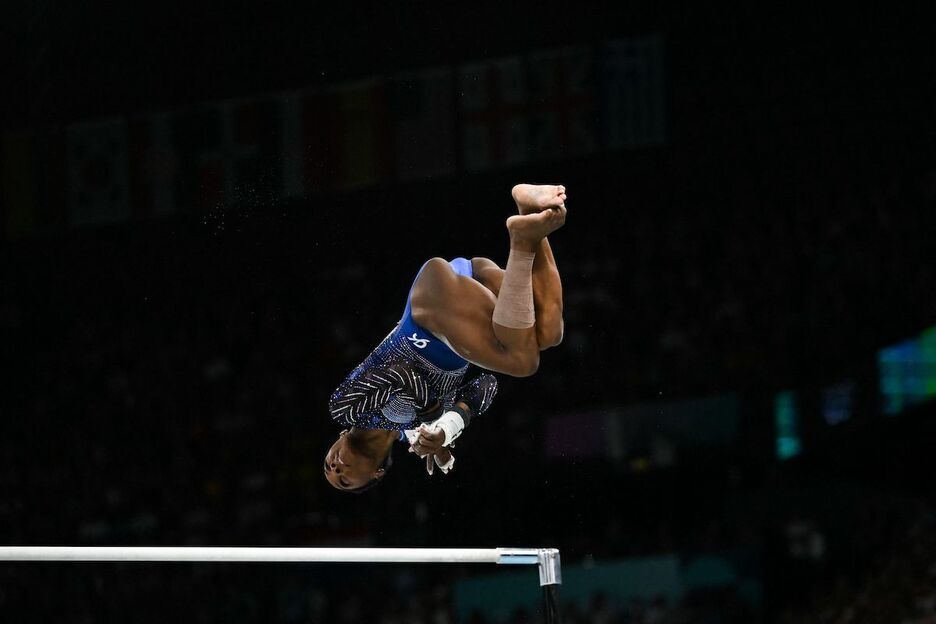 A Biles se le ha atascado el ejercicio de barras. 