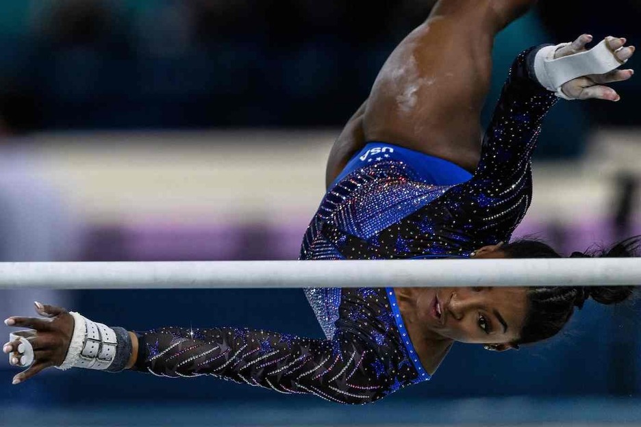 Biles, durante el ejercicio de barras asimétricas.