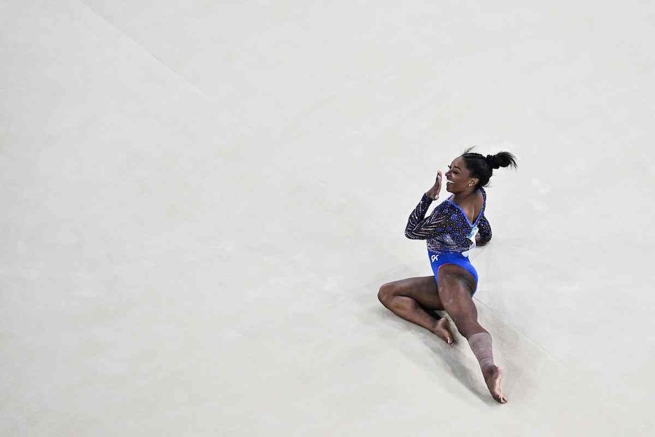 Biles, sonriente, durante el ejercicio de suelo.