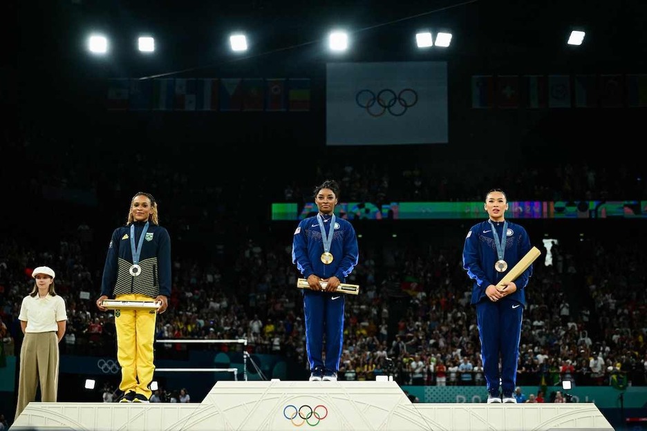 El podium final, con Biles en el centro, Andrade (plata) a la izquierda y Lee (bronce) a la derecha.
