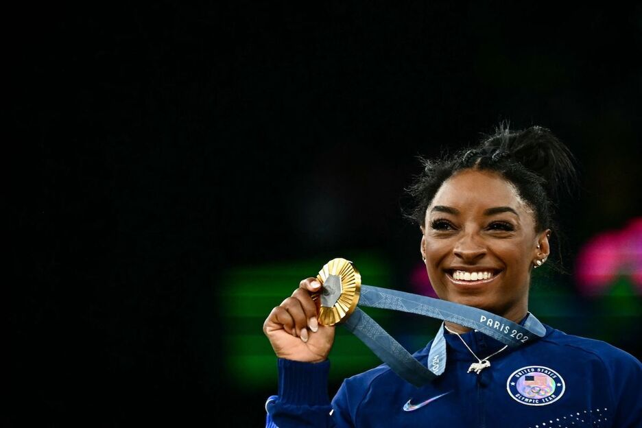 Biles posa con la medalla de oro, su sexta en unos JJOO.