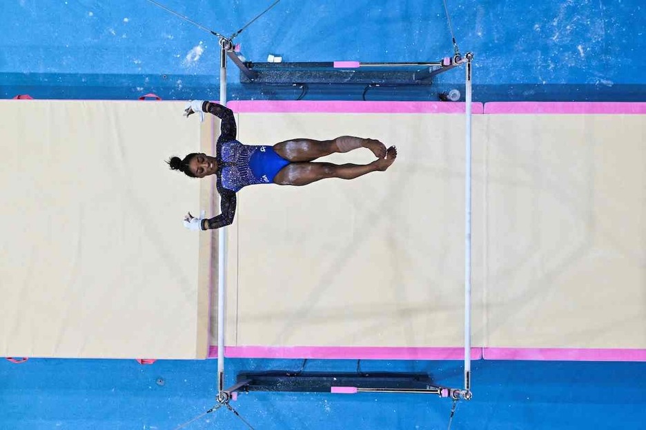 Ejercicio de Biles en las barras asimétricas. 