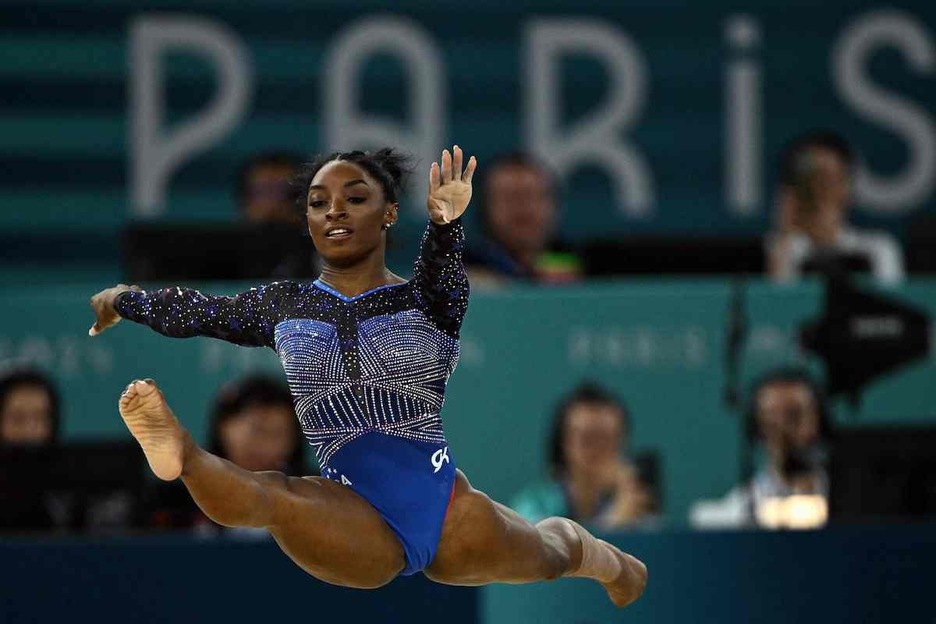 Una de las acrobacias de biles durante el ejercicio de suelo. 