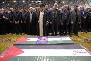 El líder supremo iraní, Ali Jamenei, y el presidente, Masud Pezeshkian, en el funeral de Ismail Haniyeh y de su guardaespaldas.