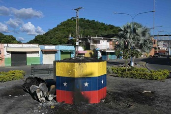 Restos de una estatua de Hugo Chávez vandalizada en Mariara, en el estado de Carabobo.