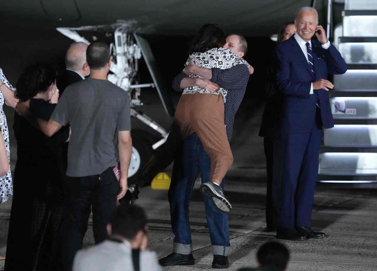 Biden y Harris han recibido en Maryland a los liberados. (Andrew HARNIK/AFP)