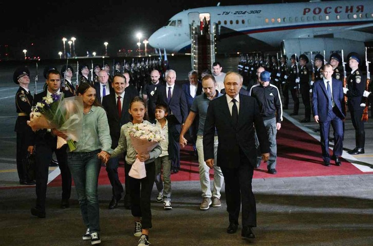 Vladimir Putin, junto a liberados y familiares, a su llegada a Moscú. Al fondo aparece Pablo González.