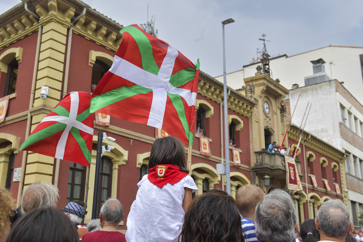 Ikurriñas en Lizarra en el momento del lanzamiento del cohete.