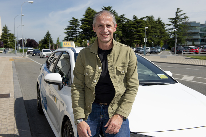 Rubel Beloki, pilotalekua utzi eta taxista lanetan.