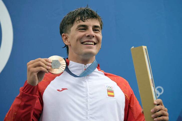 Pau Echaniz, en el podium, sonriente con su medalla de bronce. 