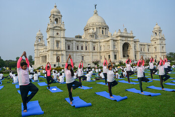 Jóvenes practicantes de yoga en la ciudad india de Kolkata.