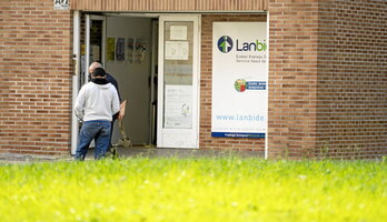 Dos personas ante una oficina de Lanbide, en una imagen de archivo.