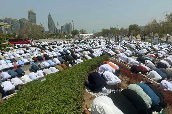  Cientos de personas tuvieron que seguir el funeral por Haniyeh fuera del templo, a 43 grados.