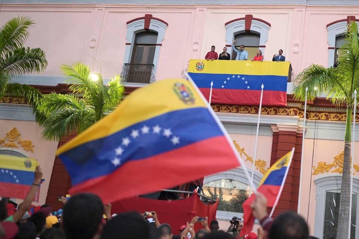  Nicolás Maduro junto a su esposa, Cilia Flores, el jueves en el Palacio Presidencial de Miraflores.