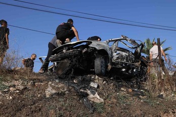 Estado en el que ha quedado el coche en el que viajaba el líder de Hamas en Tulkarem.