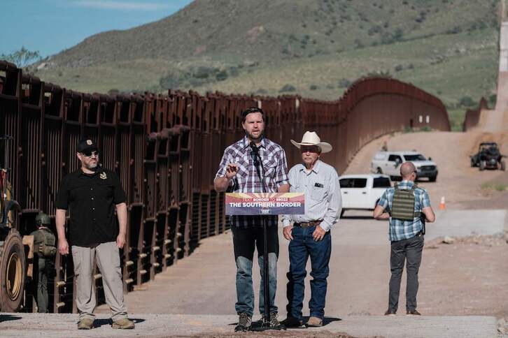 El candidato republicado a vicepresidente, James David Vance, en la frontera con México.