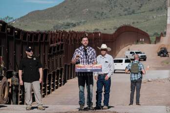 El candidato republicado a vicepresidente, James David Vance, en la frontera con México.