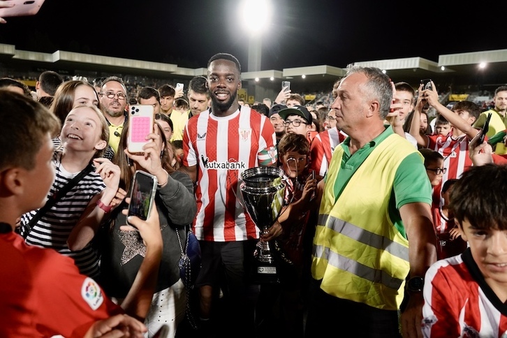 Iñaki Williams, con el trofeo del VIII Euskal Herria Txapela y un montón de aficionados a su alrededor.