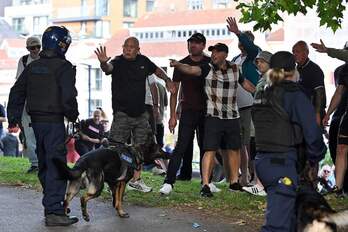 Manifestantes de extrema derecha se encaran con agentes de Policía en Bristol.