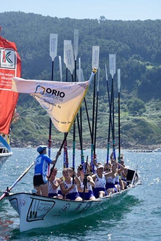 Arraun Lagunak bandera bat astintzen ikustea asteburu bakoitzean gertatzen da.