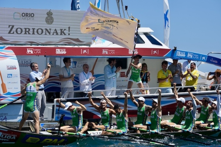 Orion ezustean garaile, pozarren Hondarribiako arraunlariak.