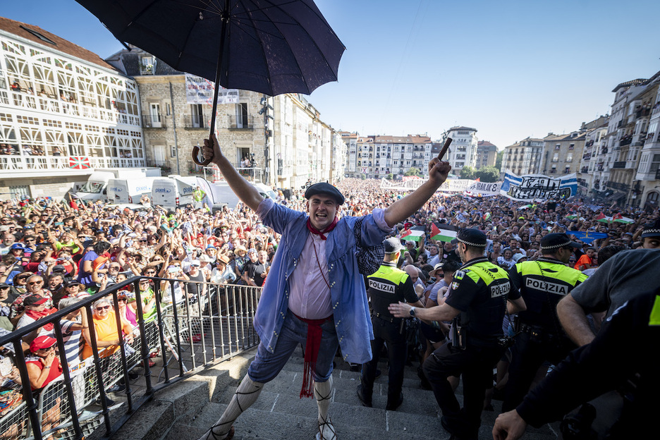 Iñaki Kerejazu tras su llegada a la escalinata de San Miguel.