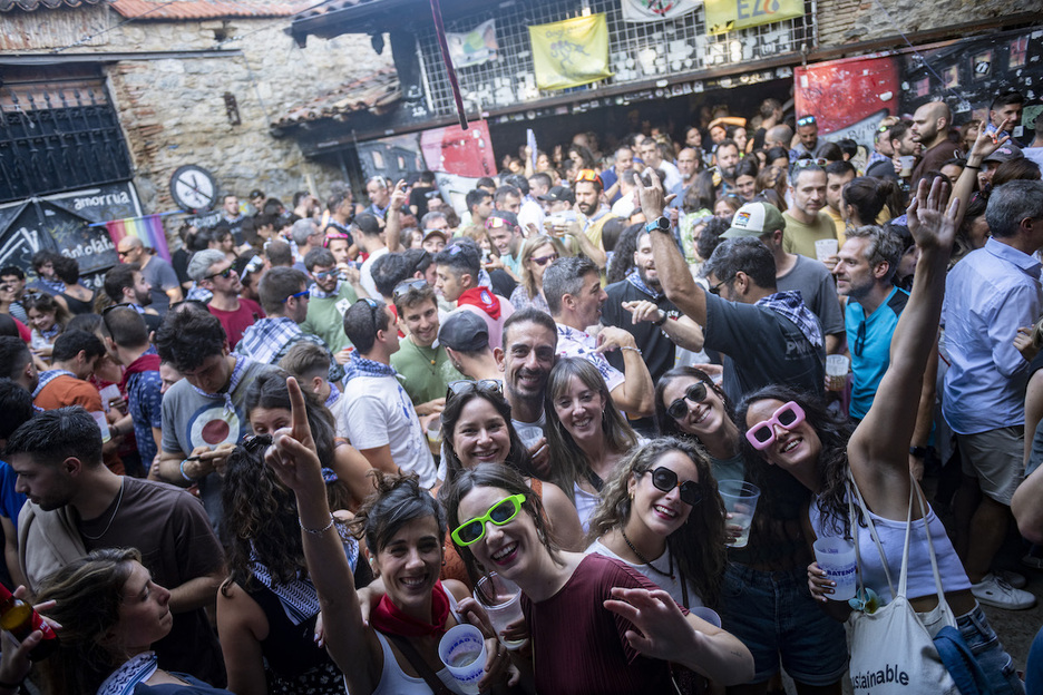 Ambiente tras la bajada de Celedón en el Gaztetxe de Gasteiz.