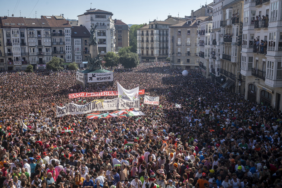 Miles de personas han hecho frente al calor en la Virgen Blanca.