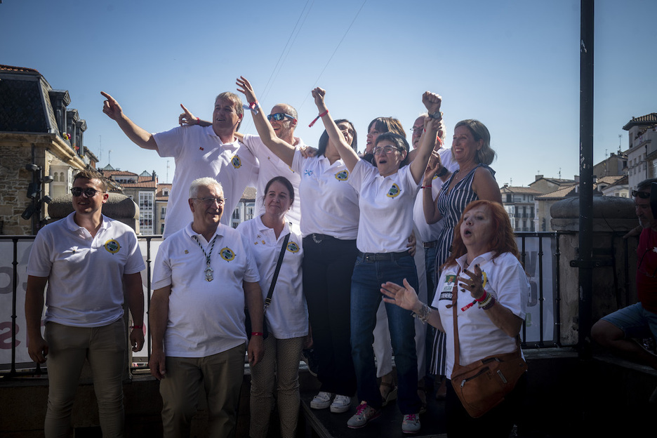 Representantes de los centros regionales, encargados de prender el cohete.