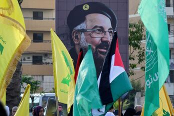 Banderas de Palestina y de Hezbolá frente a un gran retrato de Fuad Shukr, comandante de la milicia muerto por Israel. 