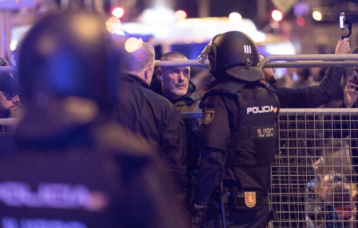 Daniel Esteve junto a un agente de la Policía española.