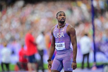 Lyles mira al marcador después de finalizar su semifinal. 