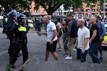 Policías y manifestantes de extrema derecha, enfrentados en Bristol.