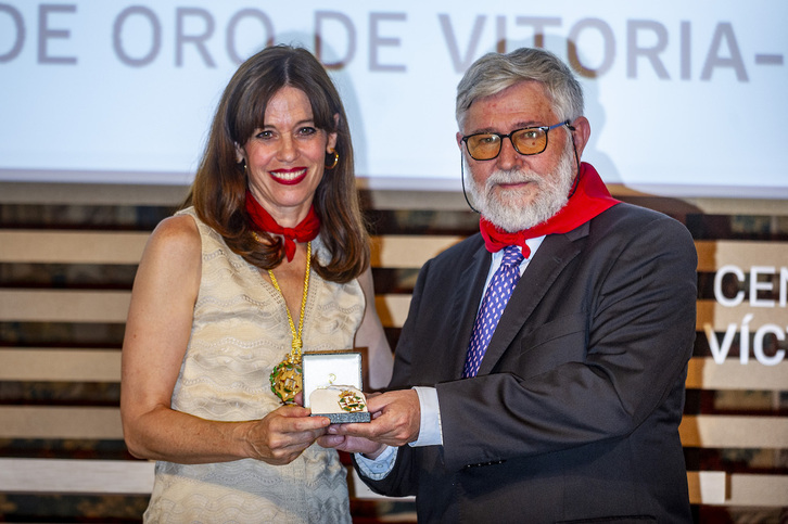 Maider Etxebarria, alcaldesa, y Florencio Domínguez, responsable del Memorial, con la Medalla de Oro.