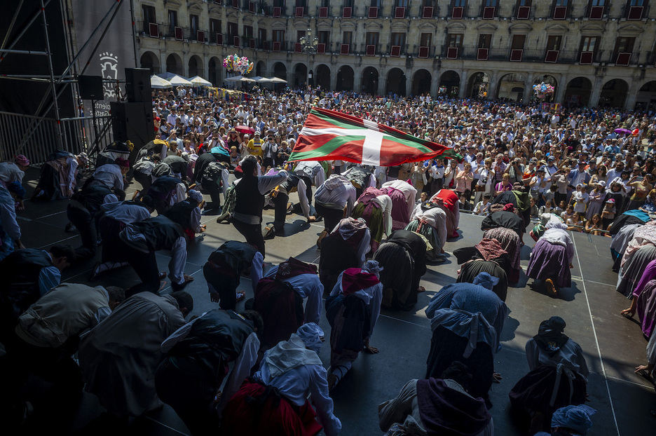 Ikurriñari gorazarre Plaza Berrian.