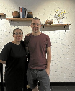 Los hermanos María y Jabi Sarasua Tomás, en el restaurante Karmine de Gasteiz.