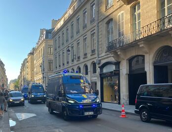 Vehículos policiales, en el exterior de la Concorde.