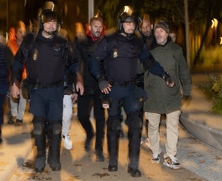 El líder de Desokupa, Dani Esteban, junto a policías españoles en una concentración contra Pedro Sánchez en Ferraz.