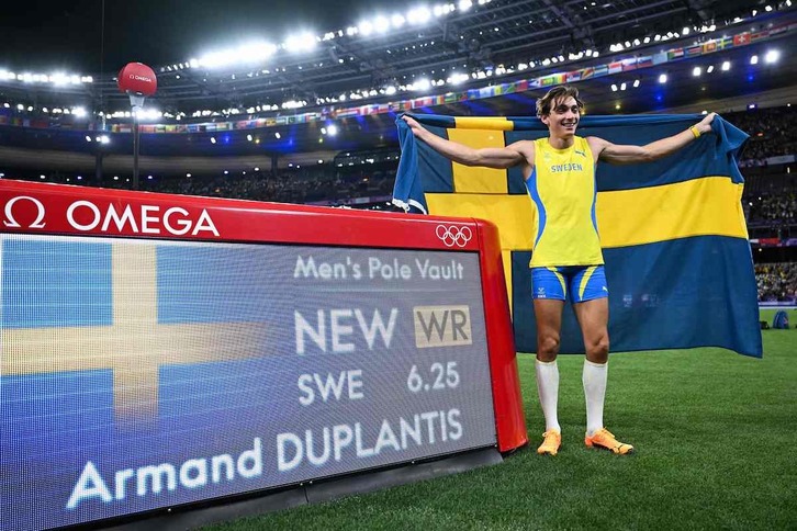 Armand Duplantis, el rey mundial de la pértiga, posa con su nuevo récord mundial.