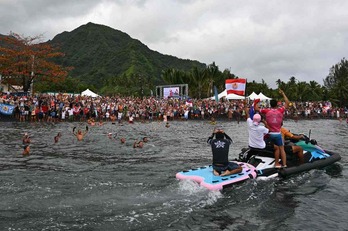 Kauli Vaast se da un baño de masas ante sus paisanos en Teahupoo. 