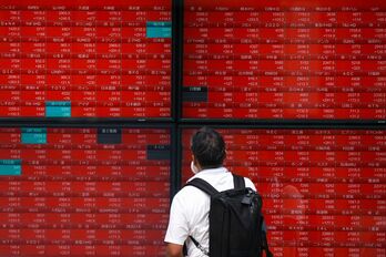 Un hombre contempla este martes las cotizaciones de la Bolsa de Tokio.