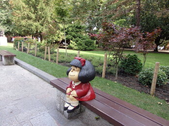 Escultura de Mafalda, sentada en un banco.