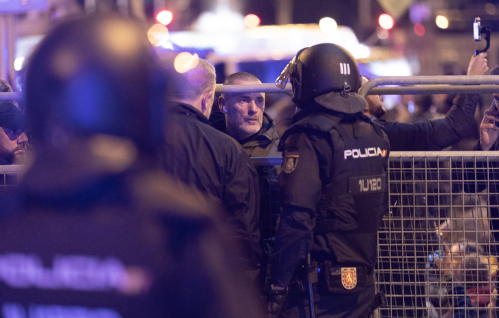 Daniel Esteve, de Desokupa, charla con policías españoles en una protesta ante el Congreso contra la ley de amnistía. 