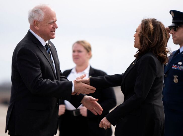 Tim Walz y Kamala Harris se saludan en una imagen de archivo. 